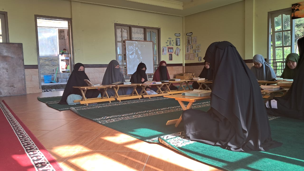Santri belajar di Pondok Pesantren Darul Ukhuwah