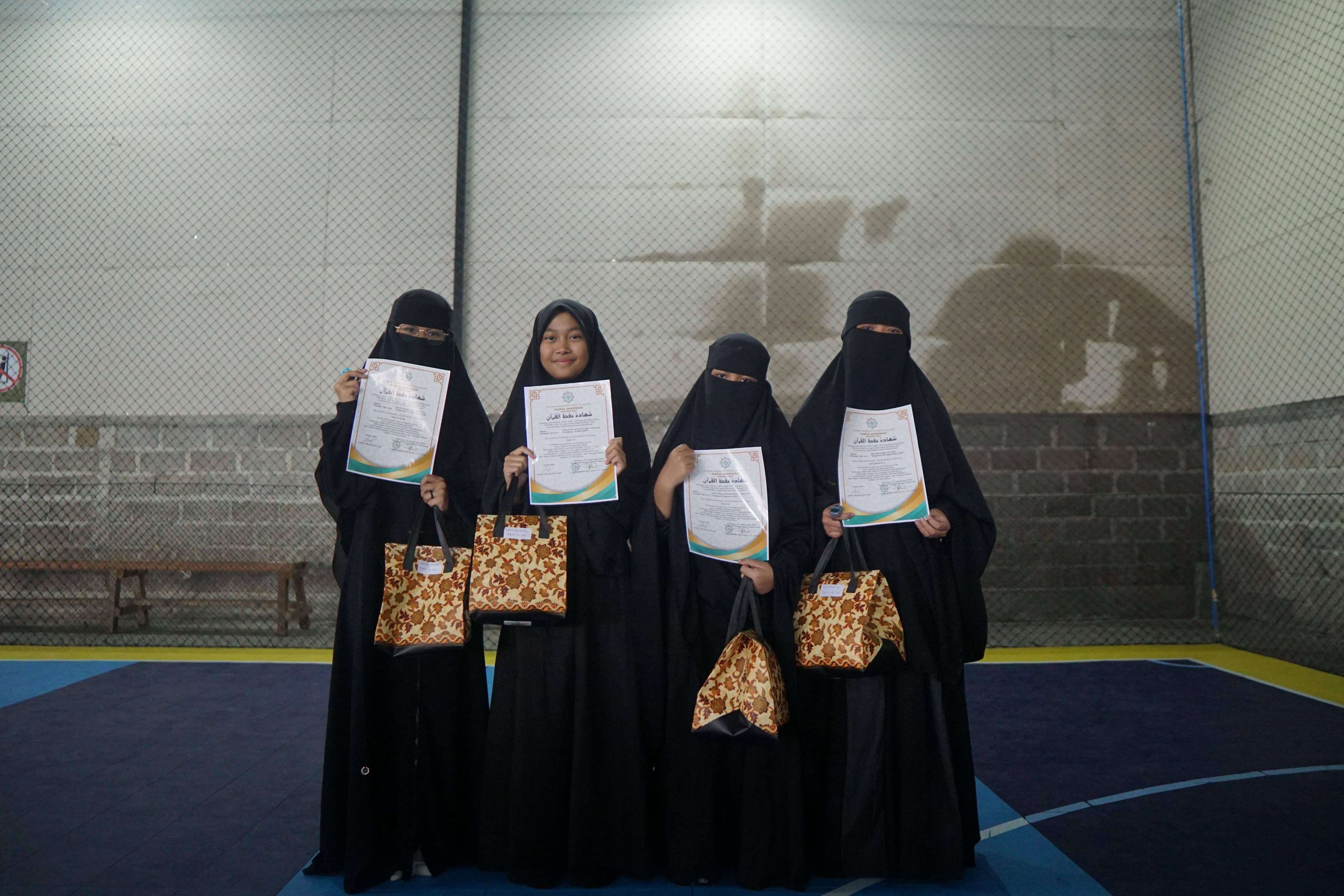 Santri yatim dan dhuafa menerima beasiswa penuh